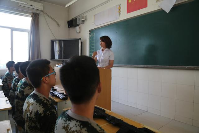 西安高新三中新生们开学前展示震撼的军训汇演