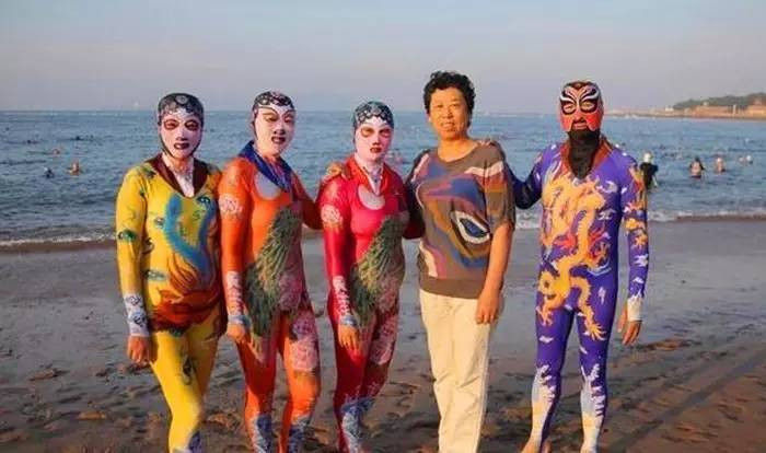 > 生活 > 正文  2004年,青岛人大妈张式范以潜水帽为原型设计,设计了