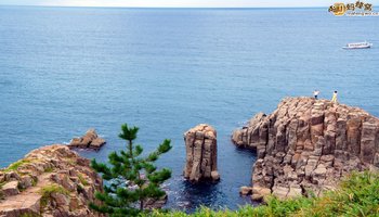 日本本州的半岛.位于石川县,向北伸入日本海,环抱富山湾