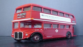 双层公共汽车起源于英国,其中行走伦敦的红色双层公共汽车,更是