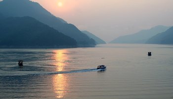 简介 响洪甸风景区 洪甸风景区,位于大别山北麓,六安金寨县境内.