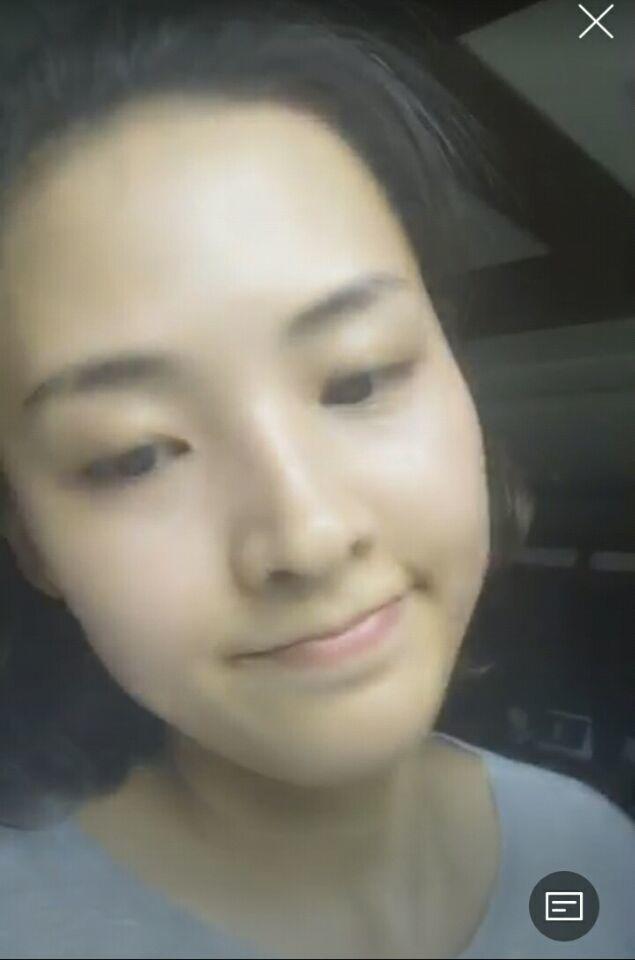女神郑罗茜来花椒直播了,直播中女神热心的教大家健身 女神素颜也真的是好美丽的 女神此时的心跳为120,还向观众们普及了一下,保持心跳120-130,半小时后就会开始消耗热量 女神还向我们热心的推荐了一款腰带,可以保护腰椎,适合运动时候带 女神的普通话也是相当标准,曾经参加过等级考试 女神推荐跑步的时候把手臂摆起来,有利于见自己的拜拜肉哦 茜姐女神一边跑步一边和大家聊天也真的是蛮累的 一米六九的净身高加上不到一百斤的体重,女神的身材是有多好 被观众说成是韩国人也是很大方的用韩语问好,不仅人美