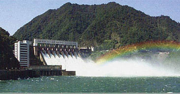 柘溪水电站地处干流中游,坐落在安化县城上游12.