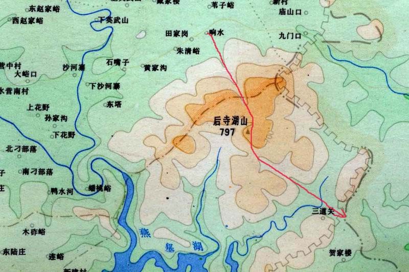 秦皇岛市坐落在渤海北岸,地处中国华北地区通往东北地区的咽喉要道,距北京380公里,距天津243公里,距沈阳461公里,地理位置优越,水陆空交通均十分便利。 秦皇岛山海关机场距市区13公里,每周都有到上海、南京、大连、烟台、太原、石家庄的航班。 铁路 秦皇岛有四个主要火车站,秦皇岛站、山海关站、北戴河站、昌黎站,这几处火车站几乎涵盖了秦皇岛市的主要旅游地。秦皇岛市地处华北通向东北的要冲,从这里始发的往华北(京、津)方向的列车均在秦皇岛站发车,往东北方向(沈阳)的列车均在山海关站发车。秦皇岛到北京的短途车都会