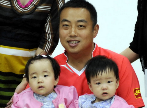 心情更是带着一丝喜悦,据报道,刘国梁的妻子王瑾已于2010年5月6日诞下