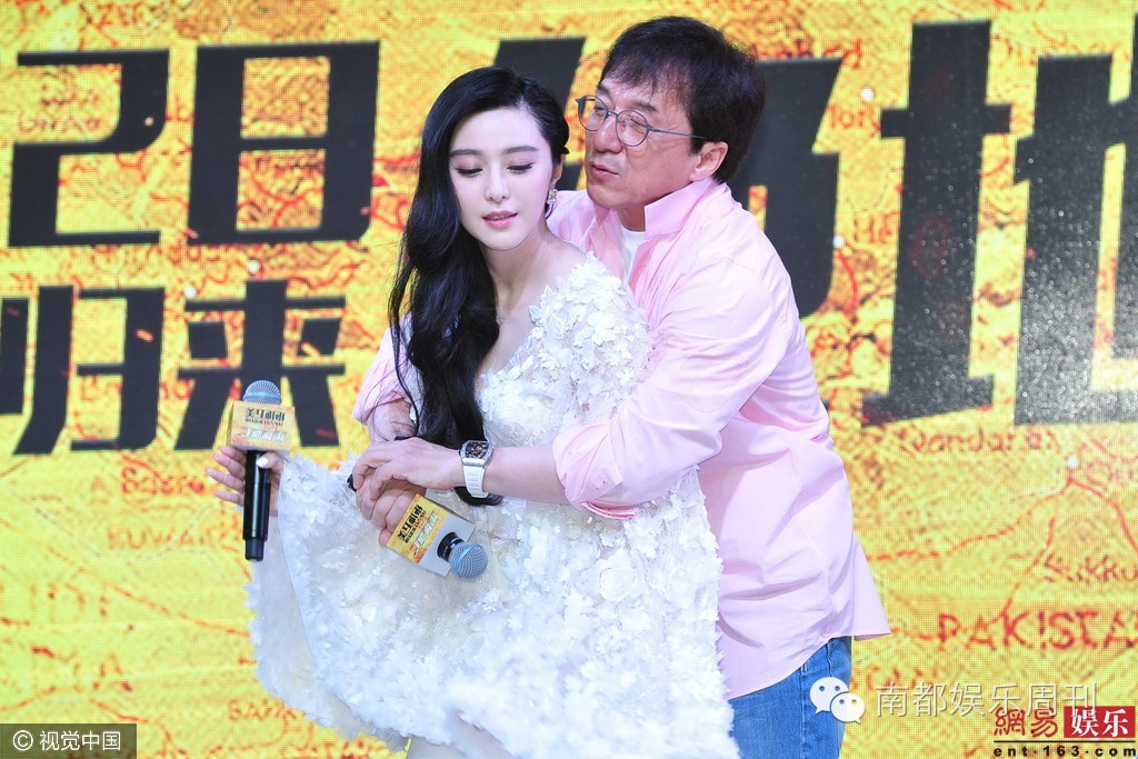 范冰冰成龙演示花式防狼术,啊…快扔给我一个