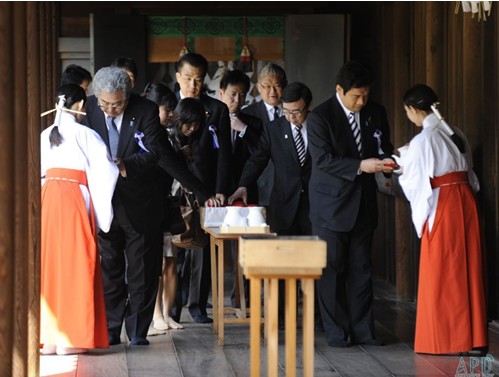 2012年10月18日:日本67名议员参拜靖国神社