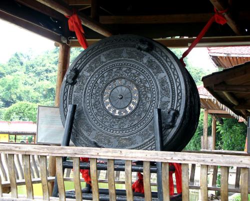 铜鼓,是壮族与瑶族的神秘的艺术珍品,在国内的许多少数民族风情园中