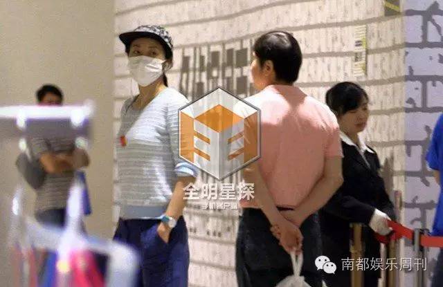 而在自家车库,万山先为孩子撑伞将她送入家中,紧接着又护送者韩雪一同