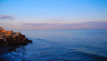 里海(英语:caspian sea)是世界上最大的湖泊且为咸水湖,位于欧洲和