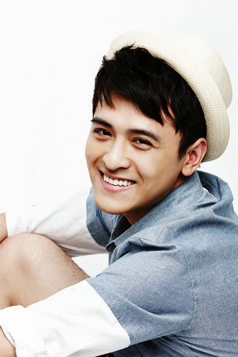 新晋影人应岱臻最新写真曝光阳光与忧郁并存