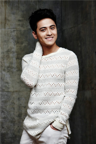 新晋影人应岱臻最新写真曝光阳光与忧郁并存